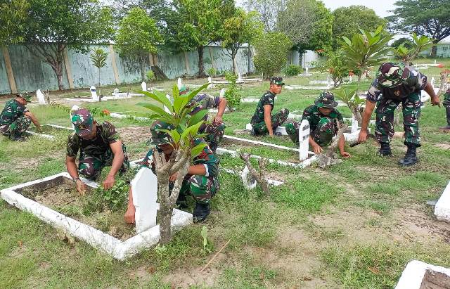 Karya bakti di seputaran Taman Makam Pahlawan (TMP) Kusuma Bangsa, Jalan Raya Dander, Desa Ngumpakdalem, Kecamatan Dander, Bojonegoro, yang dilaksanakan jajaran TNI Kodim 0813 Bojonegoro.