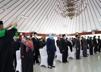 Pelantikan enam jabatan administrator, tiga jabatan pengawas, dua jabatan fungsional, dan 26 jabatan kepala sekolah di Pendopo Malowopati Pemkab Bojonegoro.