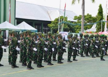 Tentara cilik dari siswa SDN Kepatihan, Kecamatan Bojonegoro Kota, memperagakan atraksi baris-berbaris usai pelaksanaan upacara peringatan Hari Ulang Tahun (HUT) ke-77 Tentara Nasional Indonesia (TNI) di Makodim 0813 Bojonegoro.
