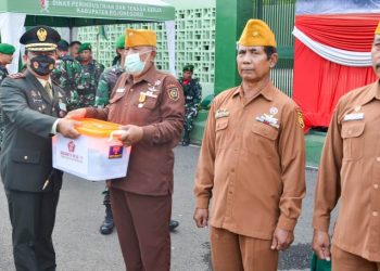 Pemberian tali asih kepada veteran dalam rangka peringatan Hari Ulang Tahun (HUT) ke- 77 TNI di Makodim 0813 Bojonegoro.