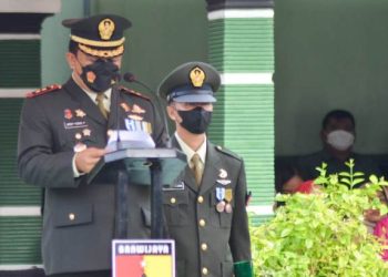 Dandim 0813 Bojonegoro Letkol Arm arif Yudo Purwanto bertindak sebagai inspektur upacara dalam peringatan Hari Ulang Tahun (HUT) ke- 77 Tentara Nasional Indonesia.