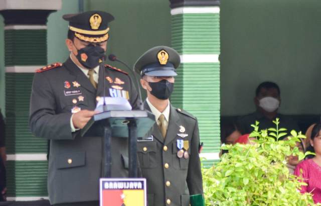 Dandim 0813 Bojonegoro Letkol Arm arif Yudo Purwanto bertindak sebagai inspektur upacara dalam peringatan Hari Ulang Tahun (HUT) ke- 77 Tentara Nasional Indonesia.