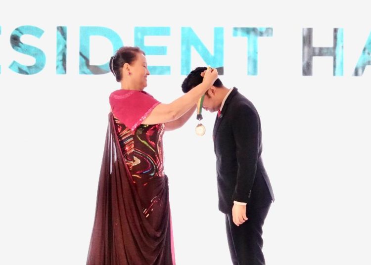 Wakil Gubernur Jawa Timur Emil Elestianto Dardak mendapat kalungan medali setelah dilantik sebagai Presiden The Eastern Regional Organisation for Planning and Housing (EAROPH) periode 2022-2024.