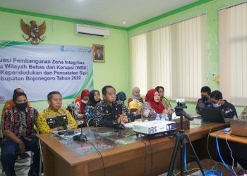 Evaluasi virtual Zona Integritas (ZI) tiga organisasi perangkat daerah di wilayah Pemkab Bojonegoro bersama Tim Penilai Nasional (TPN) Kementerian Pendayagunaan Aparatur Negara dan Reformasi Birokrasi (Kemenpan-RB).