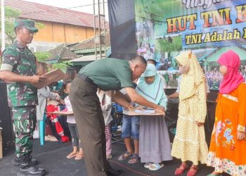 Pemberian santunan kepada anak yatim sebagai salah satu cara memperingati Hari Ulang Tahun (HUT) TNI ke-77 di Koramil 05/Dander, Kodim 0813 Bojonegoro.