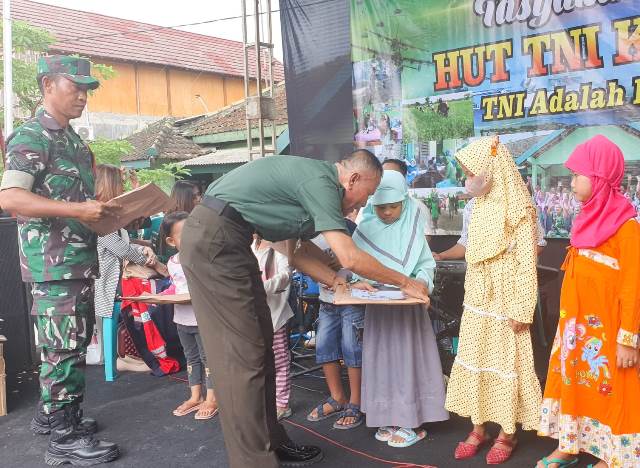 Pemberian santunan kepada anak yatim sebagai salah satu cara memperingati Hari Ulang Tahun (HUT) TNI ke-77 di Koramil 05/Dander, Kodim 0813 Bojonegoro.