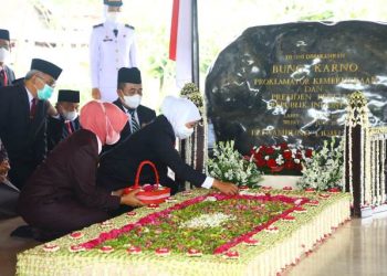 Gubernur Jawa Timur Khofifah Indar Parawansa melakukan ziarah kebangsaan ke makam presiden pertama Republik Indonesia Soekarno di Kota Blitar.