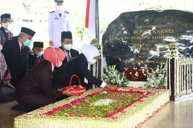 Gubernur Jawa Timur Khofifah Indar Parawansa melakukan ziarah kebangsaan ke makam presiden pertama Republik Indonesia Soekarno di Kota Blitar.