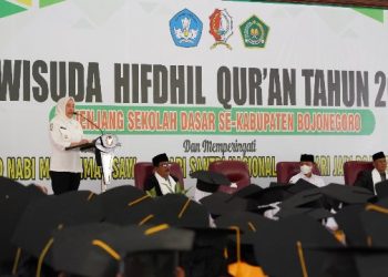 Bupati Bojonegoro Anna Mu’awanah saat membuka acara wisuda Hifdhil Quran tahun 2022 jenjang sekolah dasar se-Kabupaten Bojonegoro.