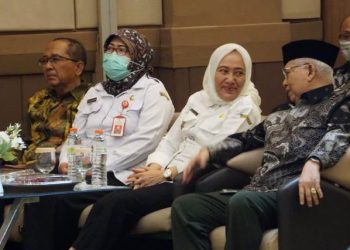Bupati Bojonegoro Anna Mu'awanah saat menghadiri wisuda sarjana Stikes Rajekwesi Bojonegoro di aula Dewarna Hotel.