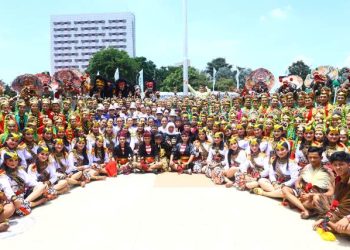 Gubernur Jatim Khofifah Indar Parawansa berfoto bersama usai upacara peringatan HUT Jatim ke-77 di Gedung Negara Grahadi.