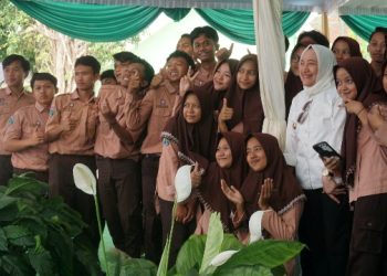 Bupati Bojonegoro Anna Mu'awanah bersama para siswa SMAN 1 Dander di sela literasi digital di sekolahan tersebut.