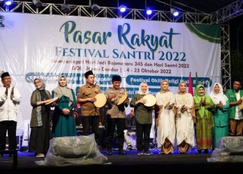 Bupati Bojonegoro Anna Mu'awanah dalam pembukaan Pasar Rakyat Festival Santri 2022 di GOR Utama Dander.