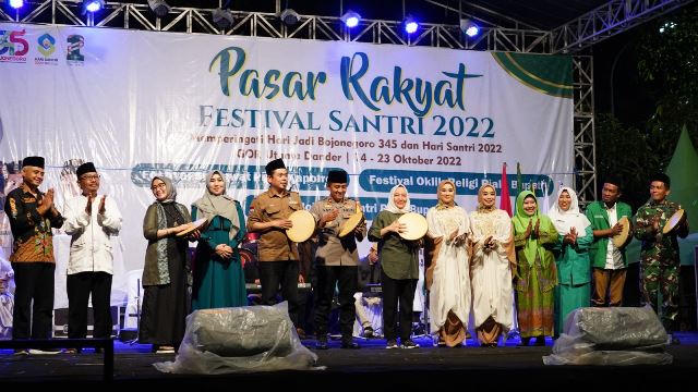 Bupati Bojonegoro Anna Mu'awanah dalam pembukaan Pasar Rakyat Festival Santri 2022 di GOR Utama Dander.