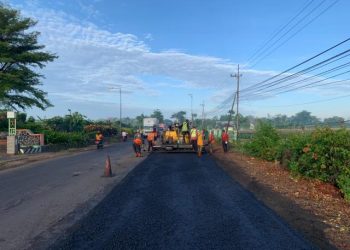 Salah satu pengerjaan pelebaran jalan nasional di Kabupaten Bojonegoro.