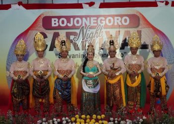 Bupati Bojonegoro Anna Mu’awanah bersama para Forkopimda dengan busana kerajaan dalam Bojonegoro Night Carnival (BNC). Bupati Anna memerankan Tribhuwana Tunggadewi Jayawisnuwardhani.