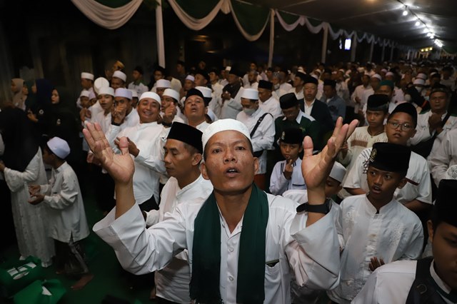 Kegiatan tasyakuran peringatan Hari Santri Nasional (HSN) 2022 di depan kantor PCNU, Jalan Bubutan, Alun-Alun Contong, Kecamatan Bubutan, Surabaya.