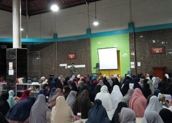 Para santriwan/santriwati Ponpes eLKISI, Pungging, Mojokerto nobar Film Pengkhianatan G30S/PKI di masjid pondok.