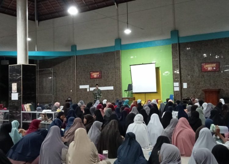 Para santriwan/santriwati Ponpes eLKISI, Pungging, Mojokerto nobar Film Pengkhianatan G30S/PKI di masjid pondok.