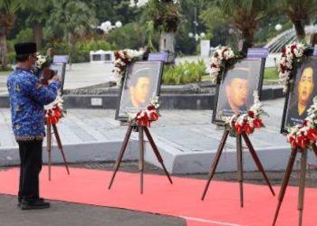 Foto Pahlawan Revolusi dan foto pahlawan lainnya dipajang di karpet merah di area upacara peringatan Hari Kesaktian Pancasila di Balai Kota Surabaya.