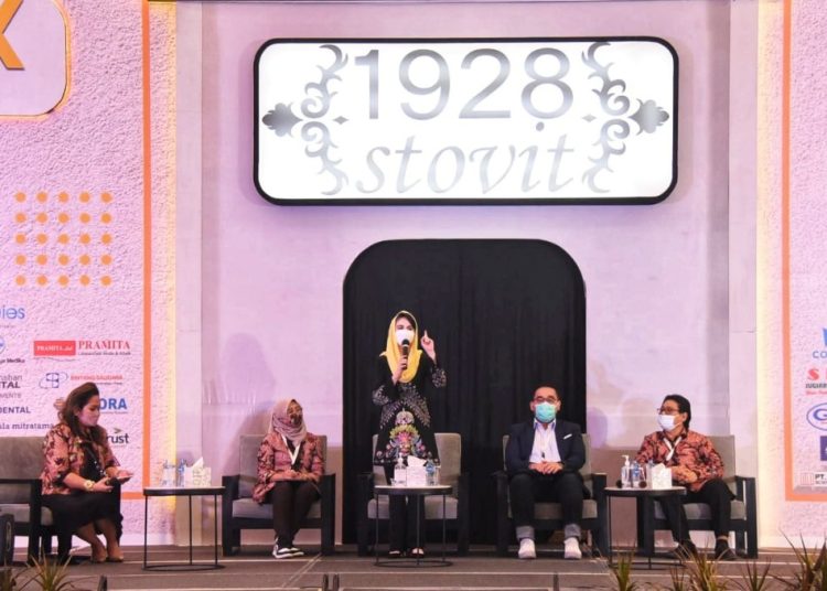 Arumi Bachsin saat menghadiri talkshow Stovitimdex Dental Exhibition 2022, yang merupakan kegiatan Fakultas Kedokteran Gigi (FKG) Unair Surabaya.
