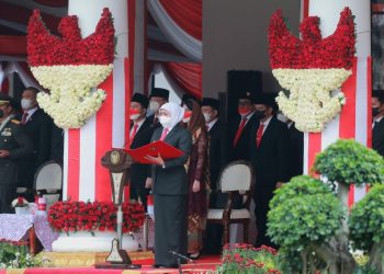 Gubernur Jatim Khofifah Indar Parawansa menjadi Inspektur Upacara Peringatan Hari Kesaktian Pancasila Tahun 2022 di halaman gedung Negara Grahadi Surabaya,