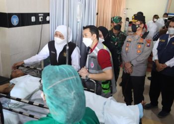 Gubernur Jawa Timur Khofifah Indar Parawansa saat menjenguk korban insiden Stadion Kanjuruhan Malang yang dirawat di rumah sakit.