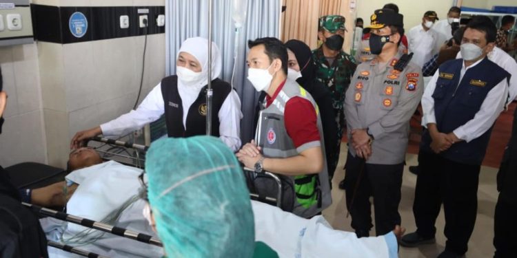 Gubernur Jawa Timur Khofifah Indar Parawansa saat menjenguk korban insiden Stadion Kanjuruhan Malang yang dirawat di rumah sakit.