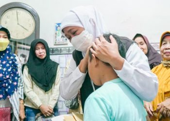 Gubernur Jawa Timur Khofifah Indar Parawansa menjenguk salah satu korban insiden Stadion Kanjuruhan, Malang di rumah sakit.