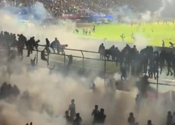 Insiden di Stadion Kajuruhan Malang usai laga Arema versus Persebaya. (foto: tangkapan layar video)