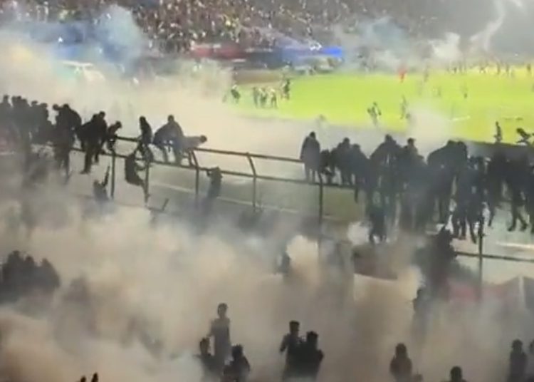 Insiden di Stadion Kajuruhan Malang usai laga Arema versus Persebaya. (foto: tangkapan layar video)