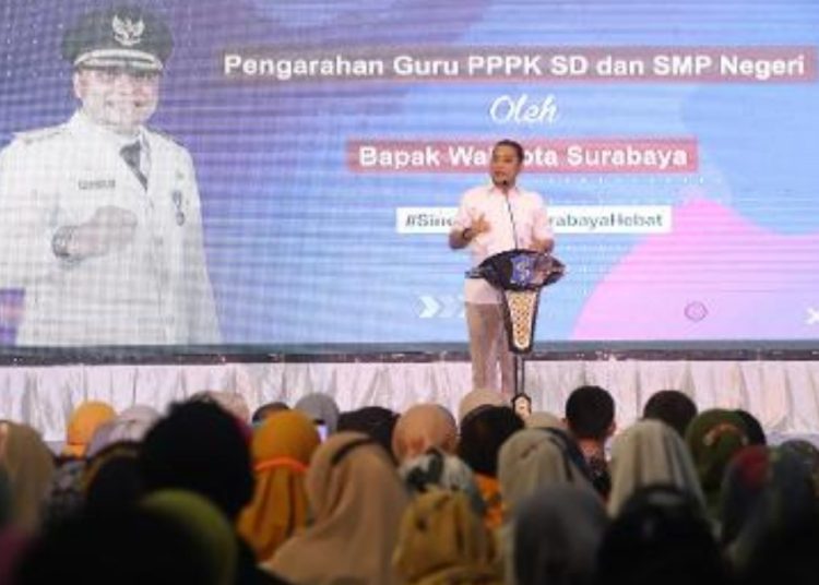 Wali Kota Surabaya Eri Cahyadi saat memberikan motivasi kepada guru Pegawai Pemerintah dengan Perjanjian Kerja (PPPK) SD dan SMP negeri di gedung Convention Hall Kota Surabaya.