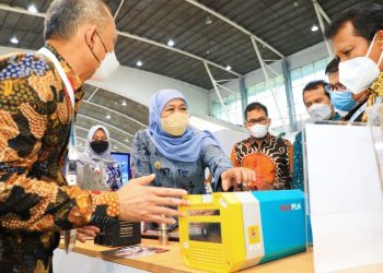 Gubernur Jatim Khofifah Indar Parawansa  meninjau salah satu stand PJB Connect 2022, yang diikuti oleh sekitar 72 perusahaan.