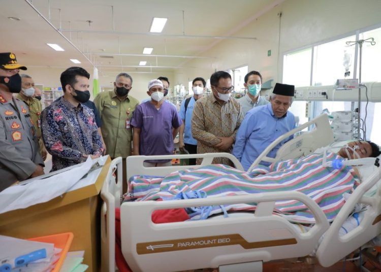 Wakil Gubernur Jatim Emil Elestianto Dardak menjenguk korban insiden Stadion Kanjuruhan di Rumah Sakit Saiful Anwar, Malang.