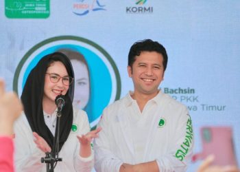 Wakil Gubernur Jawa Timur Emil Elestianto Dardak bersama dengan Ketua TP PKK Jawa Timur Arumi Bachsin.