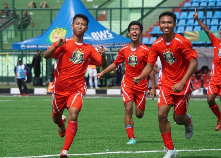 Tim eLKISI FC merayakan gol yang menentukan kemenangan
di Liga Santri PSSI Piala Kasad 2022.