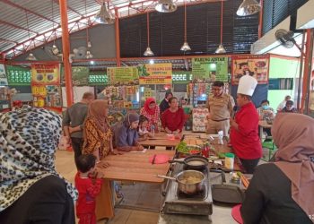 Chef didatangkan untuk memberikan pelatihan memasak di salah satu sentra wisata kuliner.