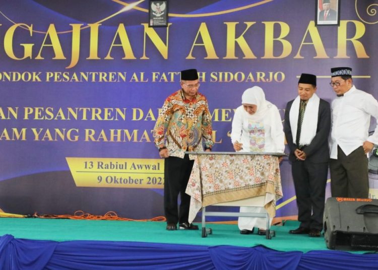 Gubernur Jatim Khofifah Indar Parawansa meresmikan gedung asrama putra di Pondok Pesantren Al Fattah, Sidoarjo.