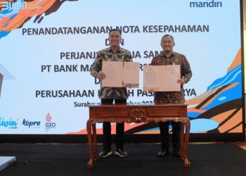 Direktur Utama PD Pasar Surya Agus Priyo (kanan)  dan Regional CEO Senior Vice President PT Bank Mandiri (Persero) Tbk Region VIII/Jawa 3, Tri Nugroho dalam penandatanganan MoU antara PD Pasar Surya dengan Bank Mandiri.