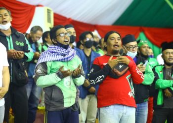 Doa bersama untuk korban insiden Stadion Kanjuruhan dalam peringatan Maulid Nabi Muhammad SAW yang digelar di Islamic Center, Surabaya.