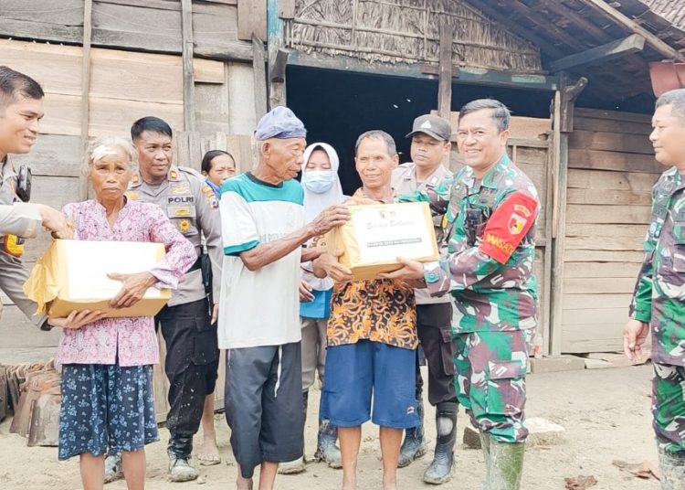 Dandim 0813 Bojonegoro Letkol Arm Arif Yudo Purwanto bersama Kapolres Bojonegoro AKBP Muhammad menyerahkan bantuan kepada warga yang rumahnya terkena terjangan angin kencang.