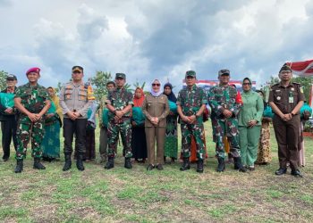 Bupati Bojonegoro Anna Mu'awanah (tengah) dalam pembukaan TMMD ke-115 di Dusun Ngantru Desa Sekaran, Kecamatan Kasiman, Kabupaten Bojonegoro.