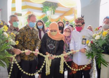 Gubernur Jawa Timur Khofifah Indar Parawansa bersama Wakil Duta Besar Inggris untuk Indonesia Matthew Downing meresmikan laboratorium  Anti Microbacterial Resistance (AMR) di Balai Besar Laboratorium Kesehatan (BBLK) Surabaya.