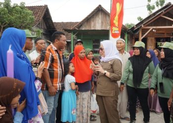 Bupati Bojonegoro Anna Mu'awanah berbincang dengn warga di sela membuka pelaksanaan TNI Manunggal Membangun Desa (TMMD)