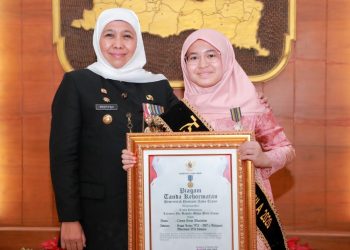 Cleona Einar Maulidiva bersama Gubernur Khofifah Indar Parawansa.