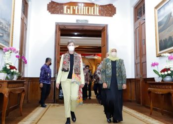 Gubernur Jawa Timur Khofifah Indar Parawansa bersama Duta Besar (Dubes) Swedia untuk Indonesia, Marina Berg, di gedung Negara Grahadi Surabaya.