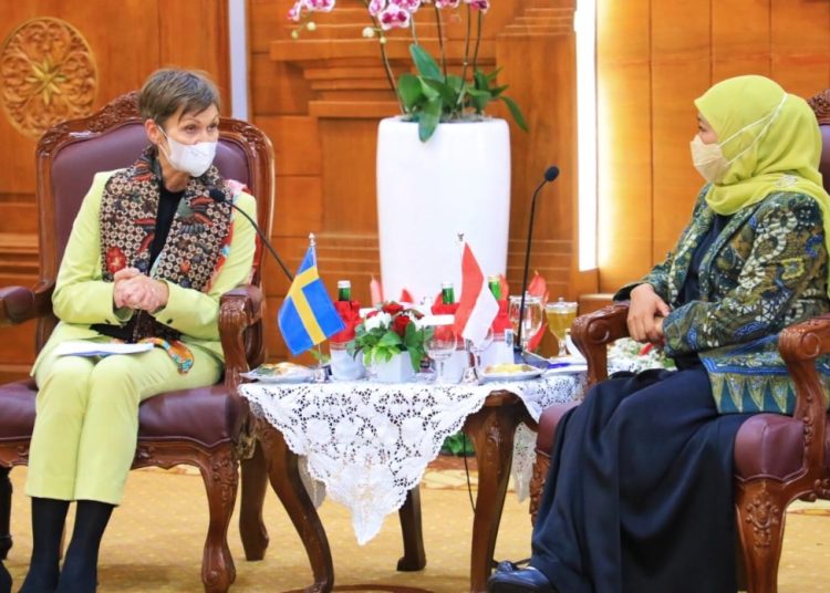 Gubernur Jawa Timur Khofifah Indar Parawansa dan Duta Besar (Dubes) Swedia untuk Indonesia, Marina Berg, di Gedung Negara Grahadi Surabaya.
