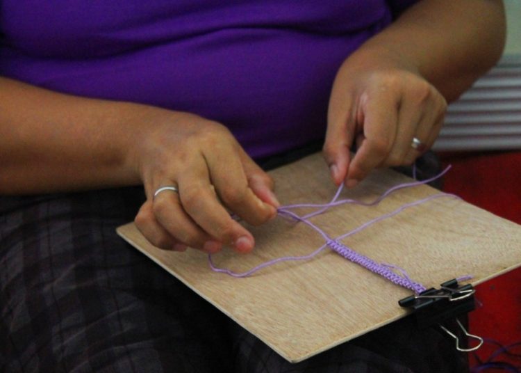 Orang Dengan Gangguan Jiwa (ODGJ) di Liponsos Keputih mendapatkan pelatihan pembuatan handycraft.