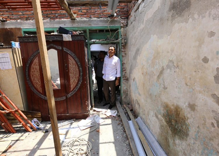 Wali Kota Surabaya Eri Cahyadi meninjau pengerjaan program Dandan Omah atau Rumah Tidak Layak Huni (Rutilahu) di Jalan Sukolilo.