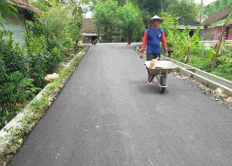 Jalan poros Desa Mlideg, Kecamatan Kedungadem, Kabupaten Bojonegoro yang kini sudah diaspal.